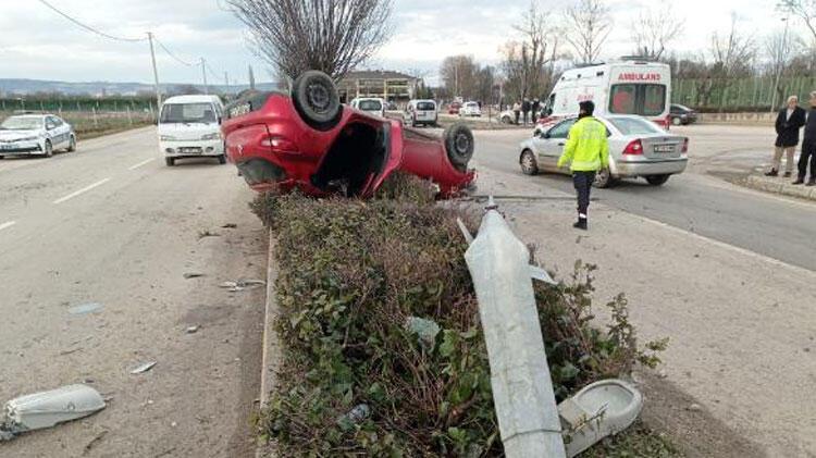 Takla atan otomobil, refüjde ters döndü: 2 yaralı
